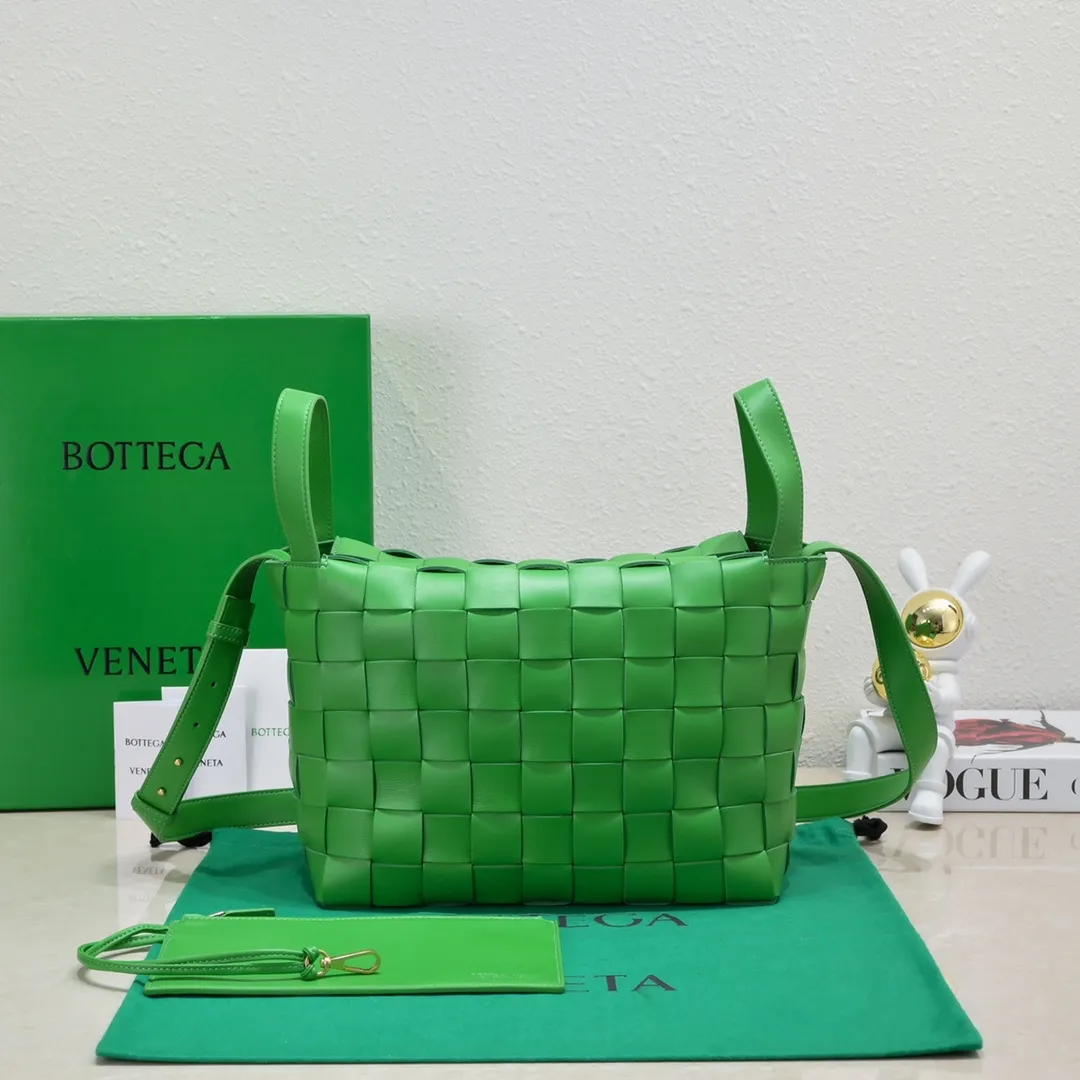 Batch 2600 BottegaVeneta What can be packed in the new bowling bag? Have you got the new bowling bag? Super large capacity ~ The key is low-key, simple and casual style ~ the fashion sense is not reduced at all. It combines BV's classic woven elements and can also be used for computers. The length of the shoulder straps can be adjusted. It is suitable for tall girls to carry. Boys also have a sunny back☀️ Style number: 7466# Size: 28*21*16